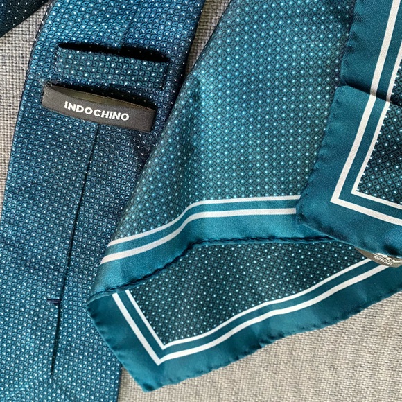 NWB Teal Micro Foulard Tie with matching silk pocket square. - Picture 3 of 7